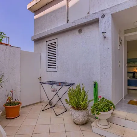 Sunset Tides With Terrace And Sea View Apartment